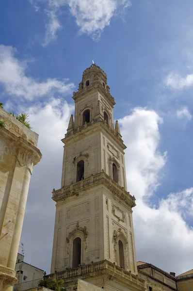 La torre principal de la Basílica Iglesia de la Santa Cruz. Lecce, Italia . — Foto de Stock