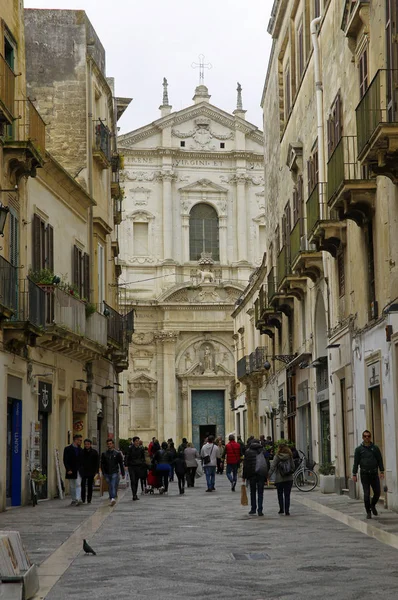 LECCE, APULIA, ITALIA - 30 DE MARZO DE 2018: Calle principal que conduce a la plaza de la famosa basílica de la Santa Cruz. Ciudad histórica de Lecce, Italia — Foto de Stock