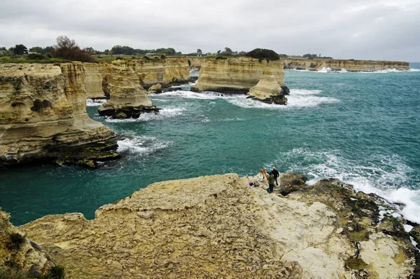 Pintoresco paisaje con acantilados, arco rocoso y pilas faraglioni, en Torre Sant Andrea, Costa de Salento, Puglia, Italia —  Fotos de Stock