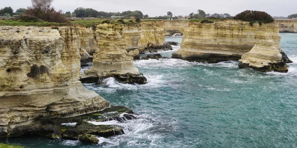 Pintoresco paisaje con acantilados, arco rocoso y pilas faraglioni, en Torre Sant Andrea, Costa de Salento, Puglia, Italia —  Fotos de Stock