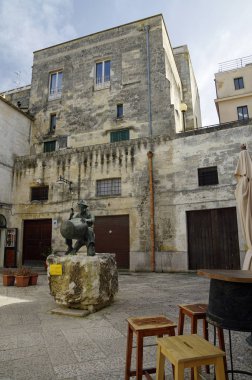 Matera, İtalya - 31 Mart 2018: Heykel usta Matera Merkezi şehir, Basilicata, İtalya ile küçük bir avlunun. UNESCO dünya mirası. Avrupa Kültür 2019 başkenti