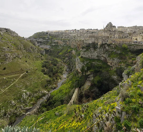 Uma paisagem do rio Matera e paisagem urbana de O Sassi de Matera que constituem o centro histórico da Matera — Fotografia de Stock