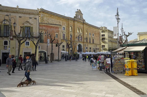 MATERA, ITALIA - 31 DE MARZO DE 2018: La plaza principal en el centro de Matera, Basilicata, Italia. UNESCO Patrimonio de la Humanidad. Capital europea de la cultura 2019 — Foto de Stock