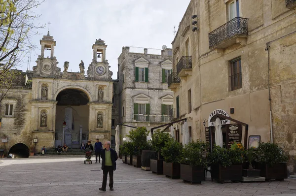 MATERA, ITALIA - 31 DE MARZO DE 2018: Una de las muchas pequeñas plazas en el centro de Matera, Basilicata, Italia. UNESCO Patrimonio de la Humanidad. Capital europea de la cultura 2019 — Foto de Stock