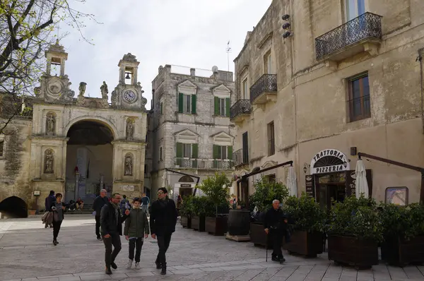 MATERA, ITALIA - 31 DE MARZO DE 2018: Una de las muchas pequeñas plazas en el centro de Matera, Basilicata, Italia. UNESCO Patrimonio de la Humanidad. Capital europea de la cultura 2019 — Foto de Stock