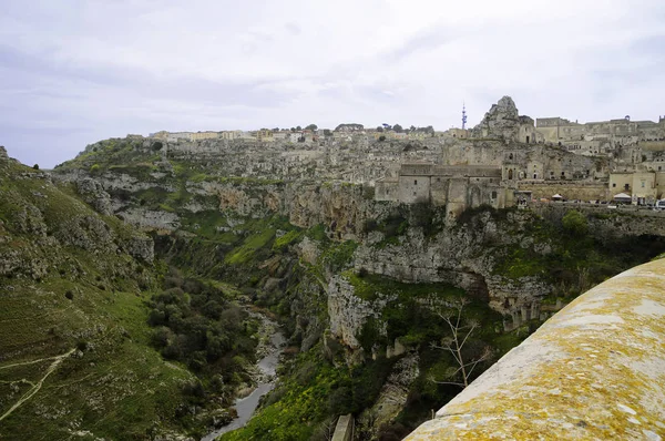 Un paisaje del río Matera y paisaje urbano de Los Sassi de Matera que constituyen el centro histórico de la Matera — Foto de Stock