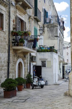 Bari, İtalya - 1 Nisan 2018: Küçük tersane ile yeşil bitkiler ve Scooter, Puglia Apulia Bölgesi, Güney İtalya Bari şehir