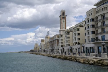 Bari, İtalya - 1 Nisan 2018: Lungomare Nazario Sauro. Sahil mesire. Bari. Apulia veya Puglia. İtalya