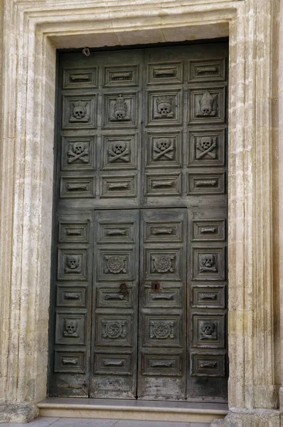 Een barokke deur op de gevel een van de kerken in de stad van de historische centrum van Matera, Basilicata, Italië. UNESCO World Heritage Site. Culturele hoofdstad van Europa 2019 — Stockfoto