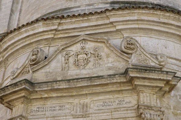 Una facciata barocca sopra la porta una delle chiese nel centro storico della città di Matera, Basilicata, Italia. Patrimonio Mondiale UNESCO. Capitale europea della cultura 2019 — Foto Stock