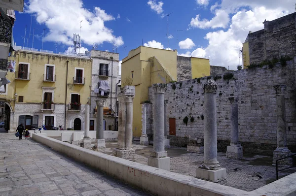 BARI, ITALIA - 1 DE ABRIL DE 2018: Pequeño patio de la ciudad de Bari, con restos antiguos de un edificio románico en el centro de la ciudad vieja, región de Puglia Apulia, sur de Italia — Foto de Stock