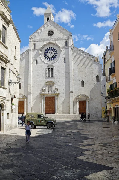 Bari, Włochy - 1 kwietnia 2018: Podwórko przed jednym z biały kościół starego miasta Bari, w regionie Puglia Apulia, południowych Włoch — Zdjęcie stockowe