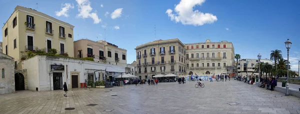 BARI, ITALY - APRIL 1, 2018: Piazza del Ferrarese - the main square with gate to the old city Bari. Apulia or Puglia. Italy — Stock Photo, Image