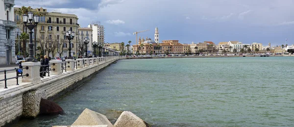 Bari, Italië - 1 April 2018: Lungomare Nazario Sauro. Boulevard. Bari. Apulia of Puglia. Italië — Stockfoto