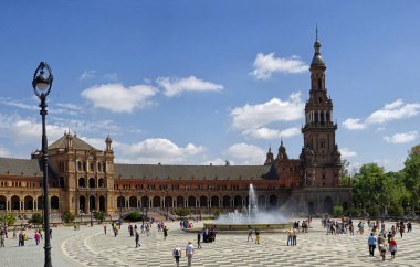Sevilla, Endülüs / İspanya - 10 Mayıs 2018: Sevilla'daki Plaza de Espana, Endülüs İspanya 