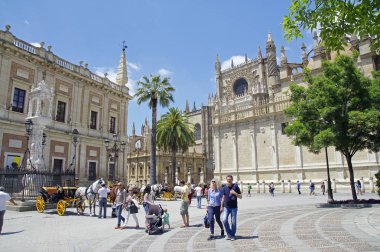 Sevilla, Endülüs / İspanya - 10 Mayıs 2018: Sevilla merkezinde Eyalet Evi ile güneşli meydanda insanlar. İspanya 
