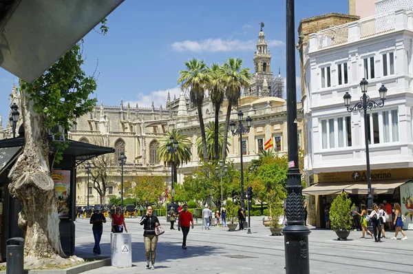 Sewilla, Andaluzja/Hiszpania-10 maja 2018: ludzie w słoneczny dzień na głównej ulicy w starym centrum Sewilli. Hiszpania — Zdjęcie stockowe
