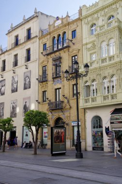 Sevilla, Endülüs / İspanya - 10 Mayıs 2018: Eski Sevilla merkezinde ana caddede güneşli öğleden sonra insanlar. İspanya 