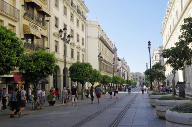 Sevilla, Endülüs / İspanya - 10 Mayıs 2018: Eski Sevilla merkezinde ana caddede güneşli öğleden sonra insanlar. İspanya 