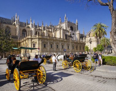 Sevilla, Endülüs / İspanya - 10 Mayıs 2018: Eski Sevilla merkezinde ana caddede güneşli öğleden sonra insanlar. İspanya 