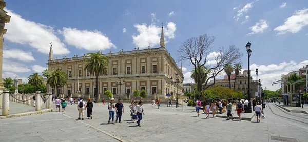 SEVILLE, ANDALUSIA / SPAGNA - 10 MAGGIO 2018: Persone nel pomeriggio di sole nella strada principale del centro storico di Siviglia. Spagna — Foto Stock