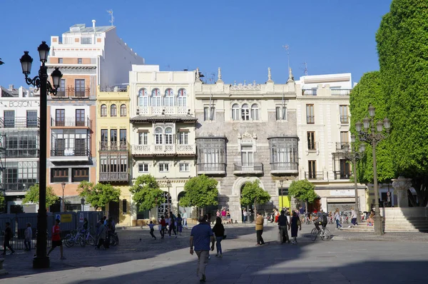 SEVILLE, ANDALUSIA / SPAGNA - 10 MAGGIO 2018: Persone nel pomeriggio di sole nella strada principale del centro storico di Siviglia. Spagna — Foto Stock