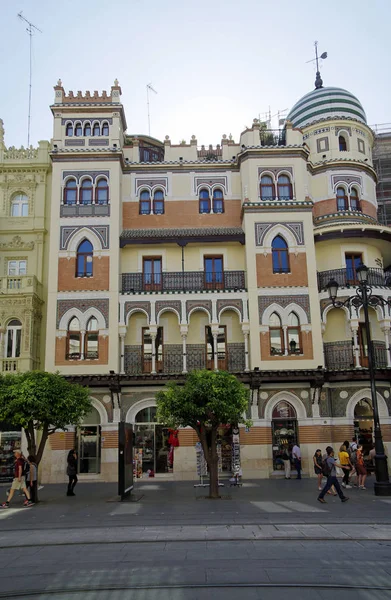 SEVILLE, ANDALUSIA / ESPAÑA - 10 DE MAYO DE 2018: Tarde soleada en la calle principal del casco antiguo de Sevilla. España —  Fotos de Stock