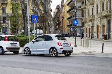 Bari, Italya-1 Nisan 2018: Blue Abarth 595 Lungomare Nazario Sauro sahil şeridinde park etti. Bilgiç. Apulia veya Puglia. İtalya
