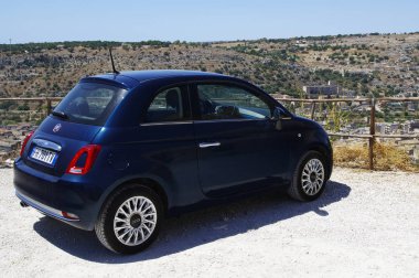 Sicilya Adası, Italya-13 Ağustos 2017: mavi Fiat 500 Commune de Scicli şehir görünümü ile tepenin üstüne park etti. Sicilya Adası. İtalya