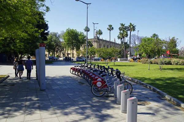 Sevilla, Andalusien / Spanien - 10. Mai 2018 - der Fahrradabstellplatz im Zentrum von Sevilla in der Nähe des Platzes von Spanien. — Stockfoto