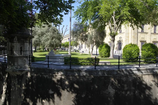 SEVILLE, ANDALUSIA / SPAGNA - 10 MAGGIO 2018 - Gli edifici e i giardini dell'Università nella bellissima città di Siviglia, Spagna — Foto Stock