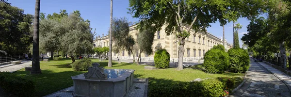 SEVILLE, ANDALUSIA / SPAGNA - 10 MAGGIO 2018 - Gli edifici e i giardini dell'Università nella bellissima città di Siviglia, Spagna — Foto Stock