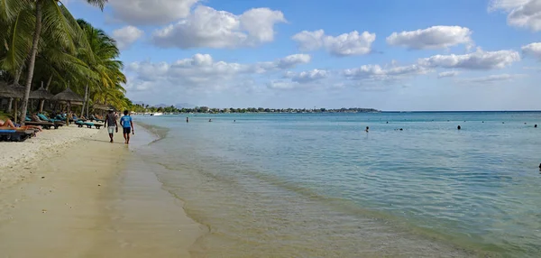 TROU-AUX-BEACH / MAURICIUS - 13 de agosto de 2018, La gente toma el sol en la hermosa playa exótica de Trou aux Biches, una de las playas más famosas de la isla de Mauricio — Foto de Stock