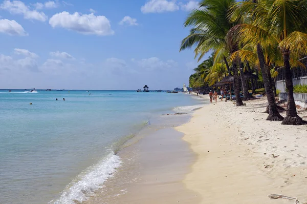 Trou-aux-Beach/Mauritius-13 sierpnia 2018, ludzie podejmują opalać na pięknej egzotycznej plaży w Trou aux Biches-jedna z najsłynniejszych plaży na Mauritiusie. — Zdjęcie stockowe