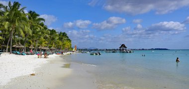 Trou-aux-Beach/Mauritius-13 Ağustos 2018, Insanlar Trou aux Biches güzel egzotik plaj güneşte almak-Mauritius adasında en ünlü plajdan biri