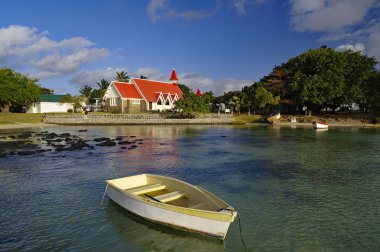 Cap Malheureux/Mauritius-13 Ağustos 2018: Mauritius, Afrika 'nın kuzeyinde Cap Malheureux ünlü kilise Notre Dame Auxiliatrice.