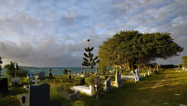 CAP MALHEUREUX / MAURITIUS - AGOSTO 13, 2018: Pôr do sol no cemitério tradicional com paisagem litorânea de Cap Malheureux, ilha Maurícia — Fotografia de Stock