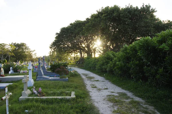 CAP MALHEUREUX / MAURICIUS - 13 DE AGOSTO DE 2018: Puesta de sol en el cementerio tradicional en la costa de Cap Malheureux, Isla Mauricio —  Fotos de Stock