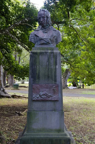 Port Louis/Mauritius-augusti 14 2018: Bernardin de Saint-Pierre staty stående i Sir Seewoosagur Ramgoolam botaniska trädgården. Bernardin de Saint-Pierre var författare och botaniker känd för sin 17 — Stockfoto