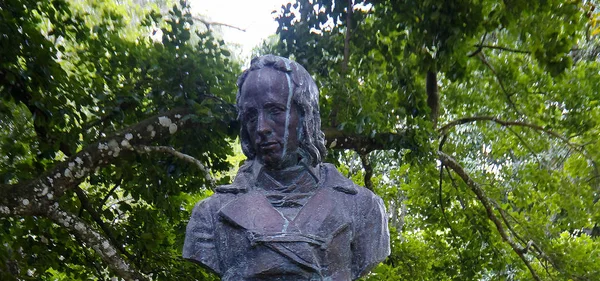 Port louis / mauritius - 14. august 2018: die statue bernardin de saint-pierre steht im sir seewoosagur ramgoolam botanischen garten. bernardin de saint-pierre war Schriftsteller und Botaniker, bekannt für seine 17 — Stockfoto