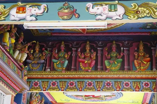 Um teto do antigo templo hindu com figuras de deuses e motivos religiosos hindus no norte da ilha Maurícia . — Fotografia de Stock