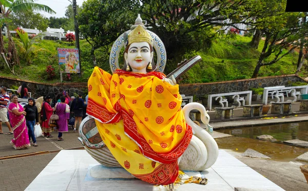 MAURITIUS - 18 de agosto de 2018: Estátua da Deusa Saraswati no Grand Bassin - templos hindus da Maurícia. Grand Bassin é um lago cratera sagrada é um dos mais importantes locais de peregrinação hindu fora de — Fotografia de Stock