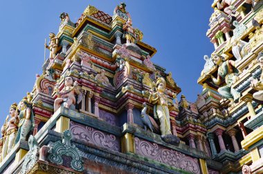 Goodlands/Mauritius - 15 Ağustos 2018: En güzel Hindu tapınaklarından birinin çatısı - Siva Soopramaniar Kovile Bel-Air Riviere Seche