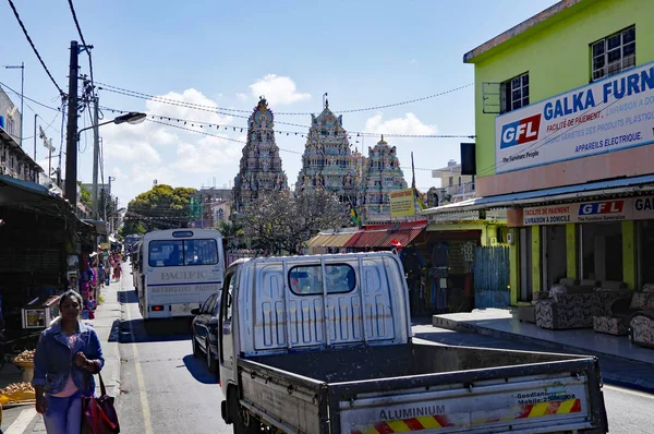 Goodlands/Mauricius-15. srpna 2018: život hlavní ulice v Goodlands. Město je proslulé svou autenticitou. V něm je jeden z nejkrásnějších Hinduistických chrámů-Siva Uklidpramaniar Kovile Bel-A — Stock fotografie