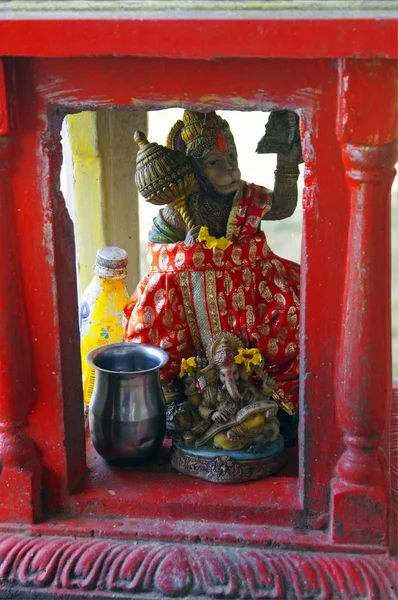 Kleine Hanuman en Ganesha standbeelden in kleine Hindoe altaar op de stranden van Mauritius. Dit soort altaren zijn zeer gemeenschappelijk gezicht in het noorden van het eiland. — Stockfoto