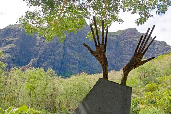 Mauritius'taki Le Morne Dağı'nda tekrar ele geçirilmek yerine kendilerini öldürmeyi tercih eden kölelere adanmış bir anıt. — Stok fotoğraf
