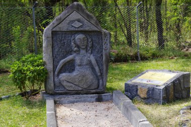 Le Morne/Mauritius - 23 Ağustos 2018: Mauritius adasının güneyinde kurulan Slave Route Anıtı müzesinde kölelere ithaf edilen Özgürlük Kapısı heykeli