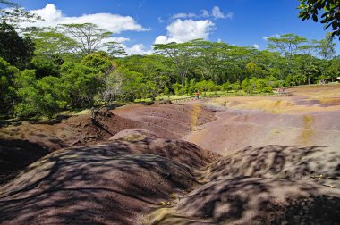 Mauritius - 21 Ağustos 2018: Chamarel-seven renkli park, Mauritius boyunca yürüyen güneşli bir günde insanlar
