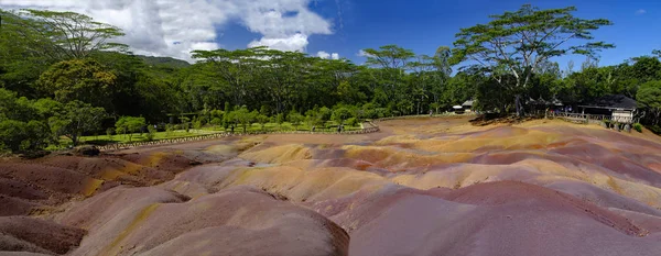 Mauritius-augusztus 21, 2018: az emberek egy napsütéses napon sétál át a Chamarel-hét-Color Park, Mauritius — Stock Fotó