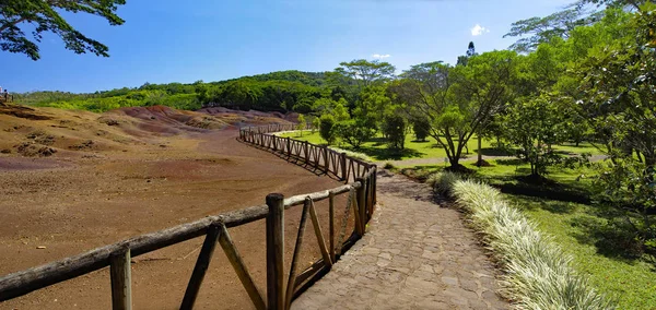 Maurício. O parque de sete cores Chamarel. Paisagem em um dia ensolarado — Fotografia de Stock